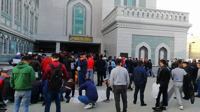 Курбан байрам 2019 Москва. Люди собираются на праздник в Соборную мечеть смотреть онлайн