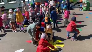 Развлекательная программа "Здравствуй, лето!" Ср. и мл. группы. Фрагмент. Игра " Летняя полянка"