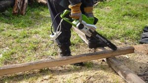 Электропила Greenworks GCS 2046 в работе.