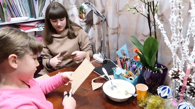 VLOG/ Покупаем одежду и обувь / Купили ЁЛКУ/ Опять неприятности с зубами/ Делаем кормушки для птиц смотреть онлайн