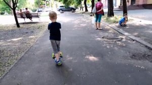 Как кататься на самокате малышу | Мастер-класс от Эрика #самокат #дети #спорт