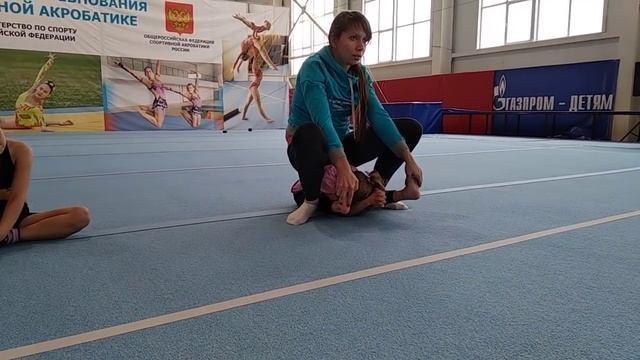 Девочки делают разминку смотреть онлайн