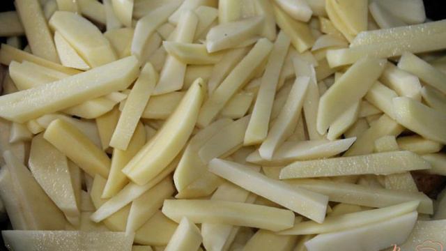 Жаренный картофель с кабачками и салом с прорезью