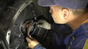 Снятие КПП ZF-16 DAF75, замена сальника и подшипника  на маховике