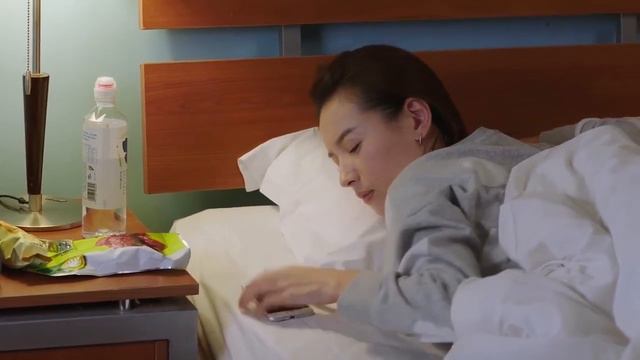 灰姑娘住小旅館遇流氓，幸好霸道總裁及時趕到，一拳給流氓爆頭！ смотреть онлайн