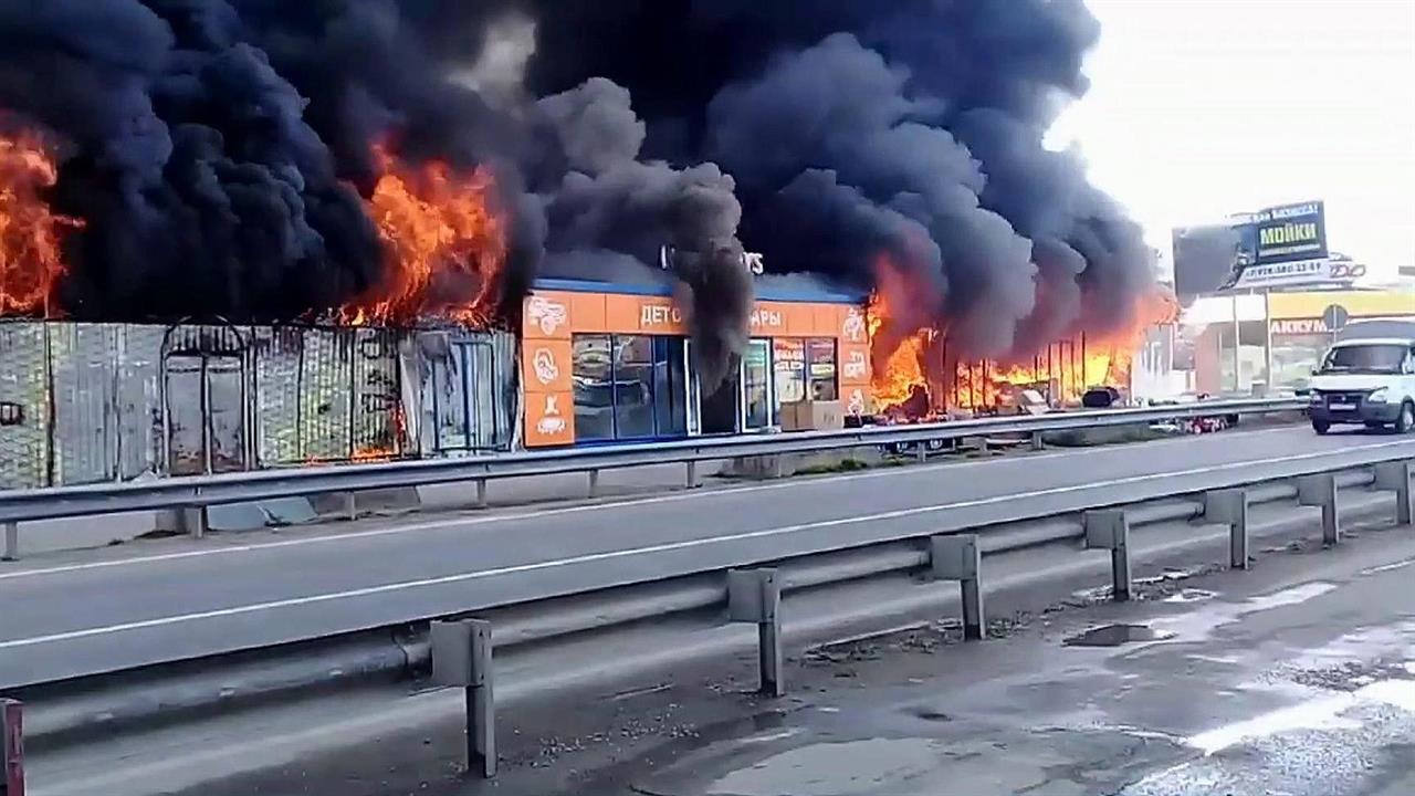 Уже больше девяти часов под Пятигорском не могут ликвидировать пожар, который вспыхнул на рынке