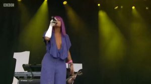 Lily Allen - Smile (Live At Glastonbury 2009) (VIDEO)