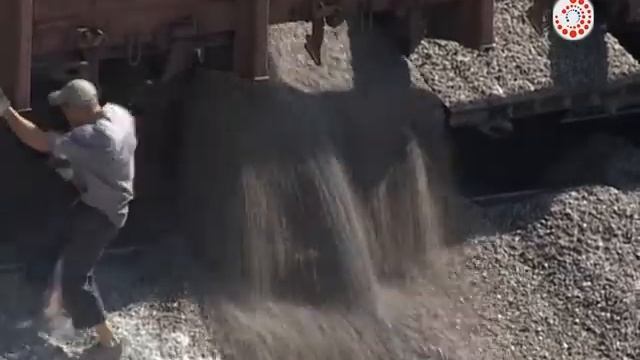 Работа бывает разной. Один на один с составом гравия! смотреть онлайн