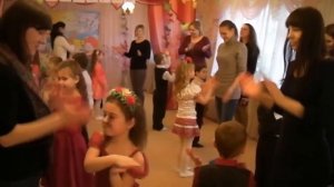 Танец с мамами в старшей группе на 8 марта