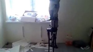 Монтаж натяжного потолка на строительных ходулях