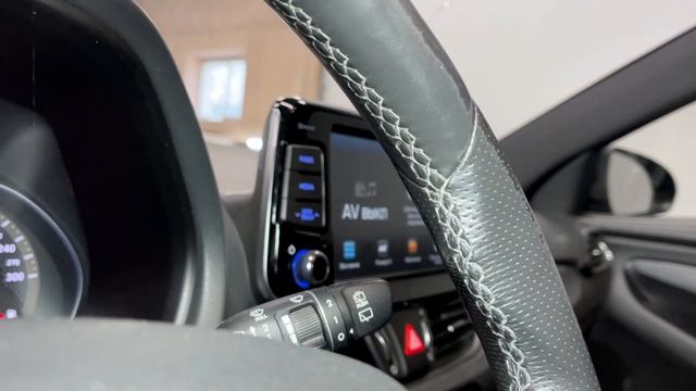 Hyundai i30N - перетяжка руля черной алькантарой и ремонт сидений