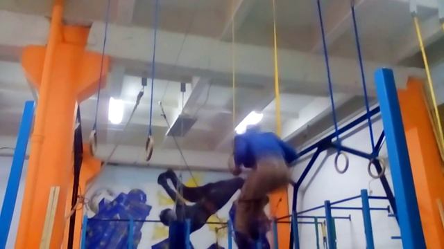 Тестируем только что установленные гимнастические кольца смотреть онлайн