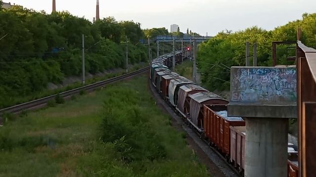 Электровоз ВЛ80С-1749/1784Б с грузовым поездом смотреть онлайн