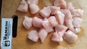 Куриный гуляш с картофелем на сковороде