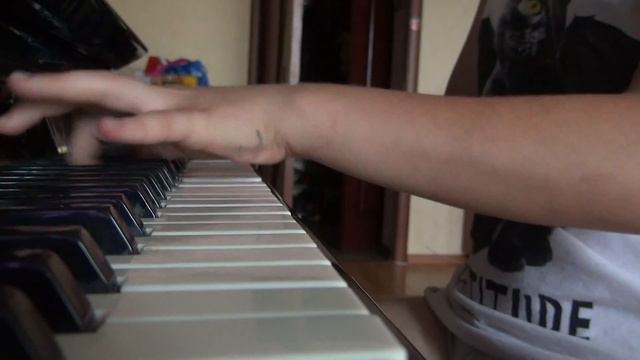 попыталась сыграть на пианино ХD смотреть онлайн