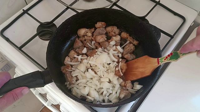 ЖАРЕНЫЙ КАРТОФЕЛЬ С МЯСОМ И ЛУКОМ ПО - ДЕРЕВЕНСКИЙ. Как вкусно пожарить картофель с мясом и луком!