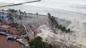 ЦУНАМИ/ОГРОМНЫЕ ВОЛНЫ СМЫВАЮТ ЛЮДЕЙ НА ПЛЯЖЕ/TSUNAMI HUGE WAVES WASH AWAY PEOPLE ON THE BEACH!!!