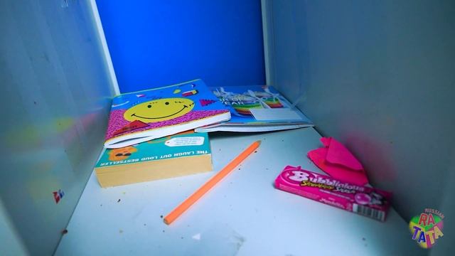 БОГАТЫЙ ДВОЕЧНИК VS БЕДНЫЙ ОТЛИЧНИК! Популярный VS Ботаник в школе! Как стать популярным от RATATA смотреть онлайн