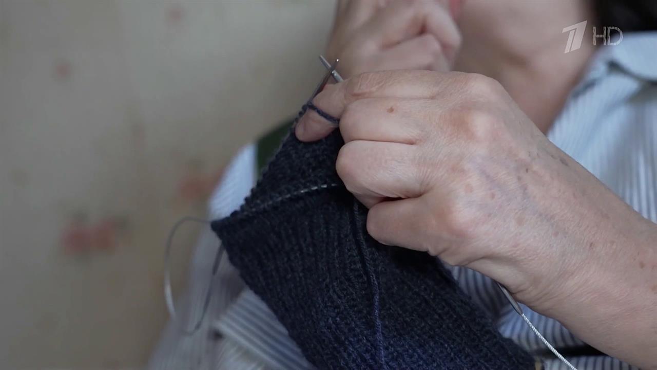 Незрячая женщина из Крыма вяжет теплые вещи для тех, кто сражается на передовой СВО