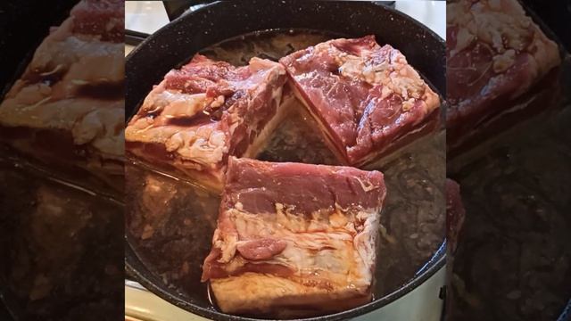Нежная и сочная свиная грудинка в кисло - сладком соусе.