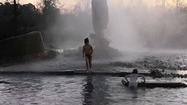 Горячий источник-как маленький вулкан. Абхазия. Очамчира январь2022