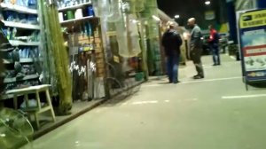 Москва. На рынке Садовод. Птичий рынок на Садоводе. Охота и рыбалка.