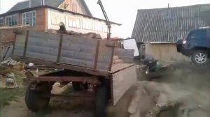 Малыш Беларус МТЗ-320 осилил полную телегу бревен