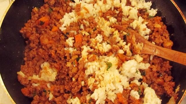 Перец, фаршированный мясом и рисом, в духовке