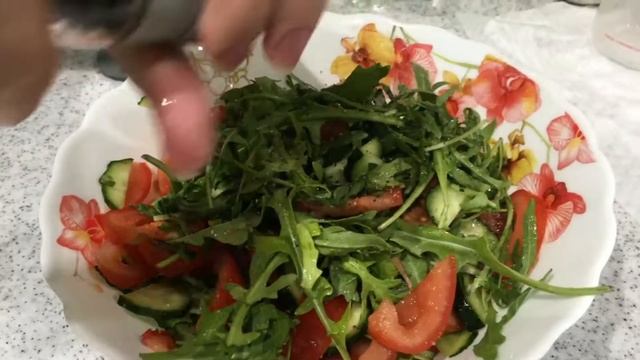 Овощной салат с фасолью и рукколой.