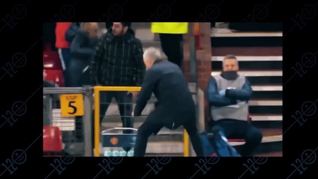 ТРЕНЕР ПСИХАНУЛ И УДАРИЛ СУДЬЮ. Красные карточки футбольным тренерам. Футбольный топ @user-ov9ve4hg смотреть онлайн