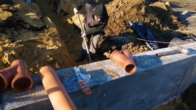 Правильная ПРОКЛАДКА КАНАЛИЗАЦИОННЫХ ТРУБ в траншеи смотреть онлайн