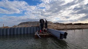 Забивка шпунта ПВХ вибропогружателем с помощью гидроразмыва почвы