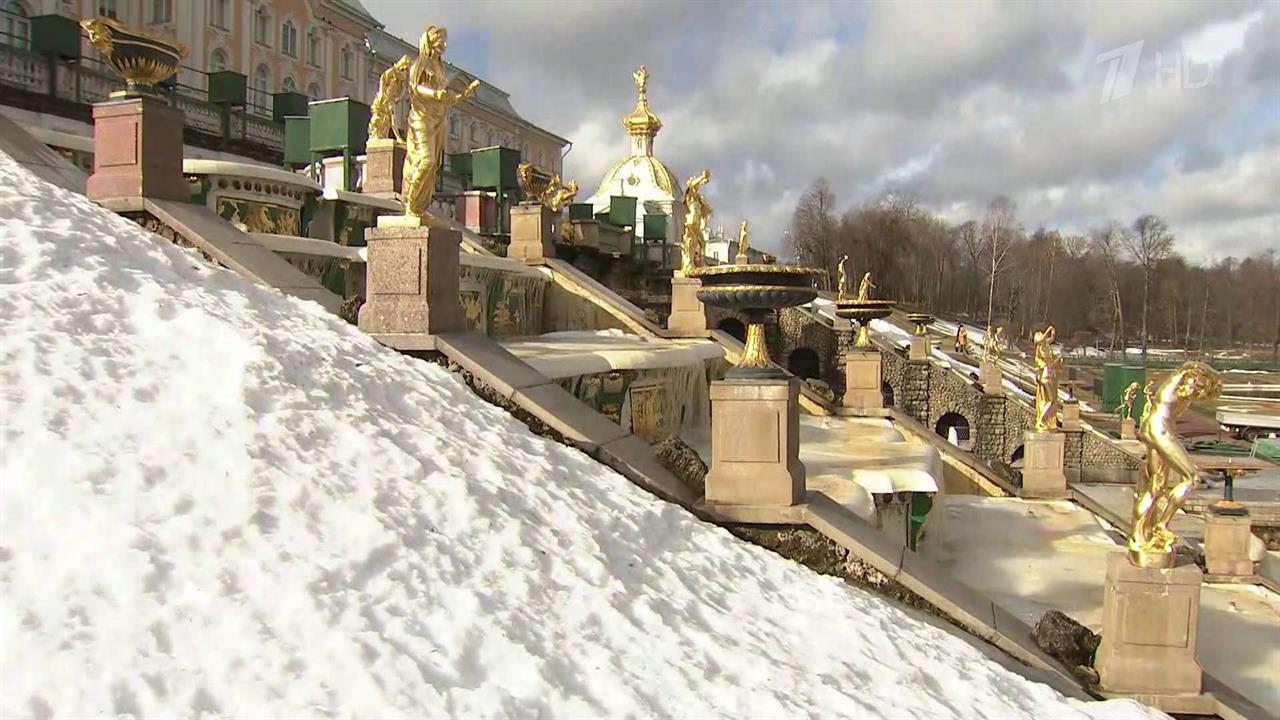 В нижнем парке "Петергофа" освободили от зимних укрытий скульптуры Большого каскада