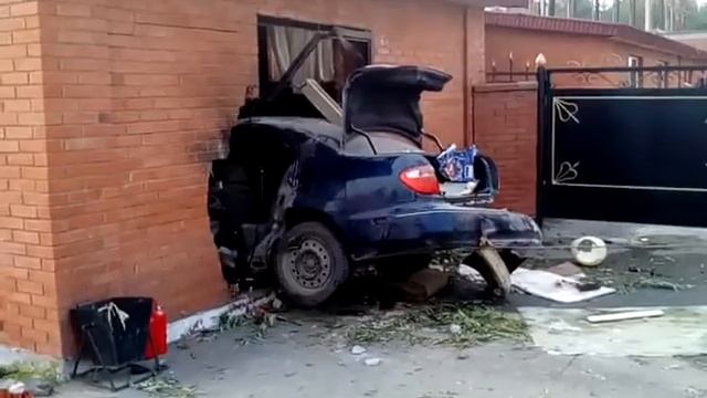 Ниссан влетел в Армянскую кухню смотреть онлайн