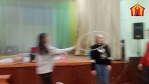 Девушки в мыле и пене надувают мыльные пузыри.