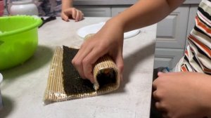 ? КАК СДЕЛАТЬ СУШИ ДОМА  ? РЕЦЕПТ Вкусные Суши Sushiya eating rolls and sushi