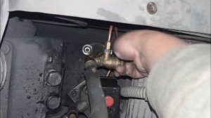 Двигатель гудит и не прокручивает компрессор? Травит пресостат? Смотри обратный клапан.