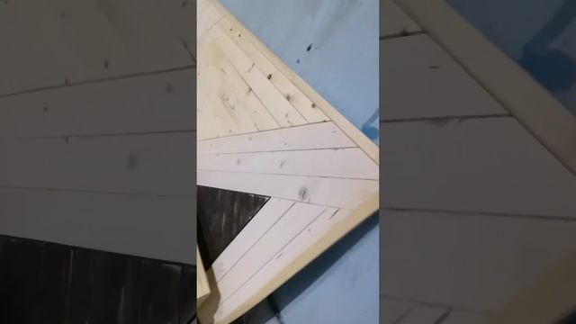 Кровать в стиле поддонов и интересное изголовье смотреть онлайн