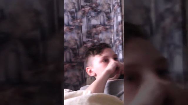 У мальчика слёзы текут. смотреть онлайн