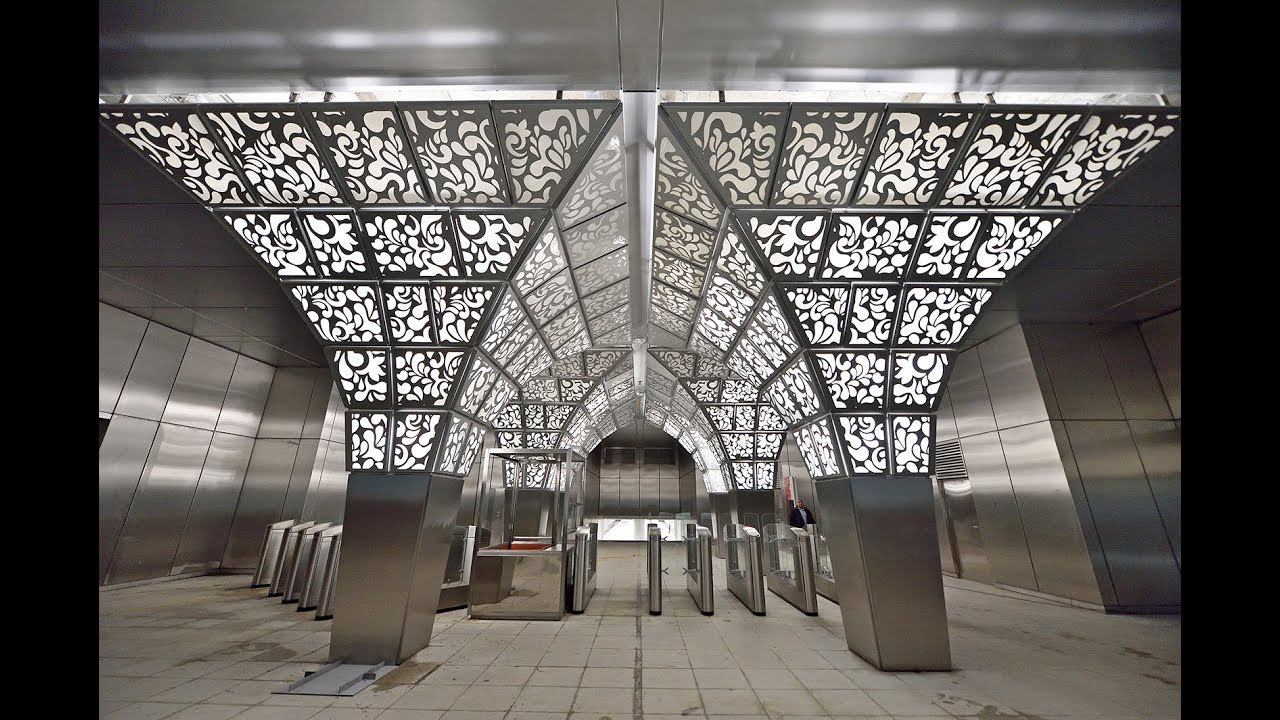 Перья жар-птицы и старорусский терем на станции метро «Новопеределкино»