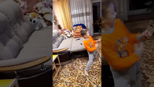 Танец под песню, ,Героев из трёх котов,, смотреть онлайн