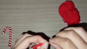 новогодние леденцы/трость из пряжи// candy cane made of yarn