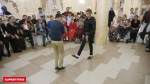 Цыгане. Молодежь танцует. Взрослые не могут усидеть на месте