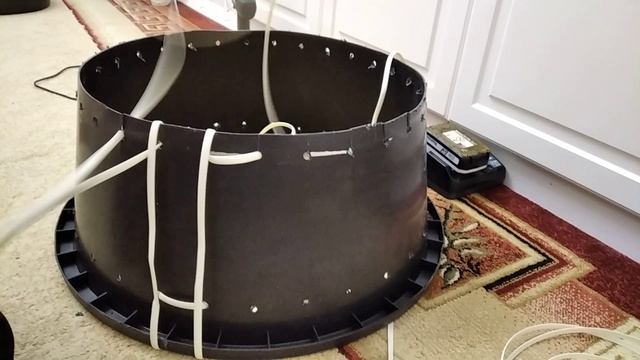 Плетеная корзина из ротанга под новогоднюю ёлку