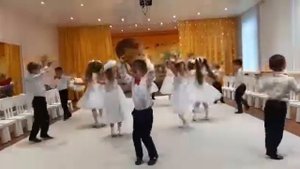 Танец с листьями (старшая группа)