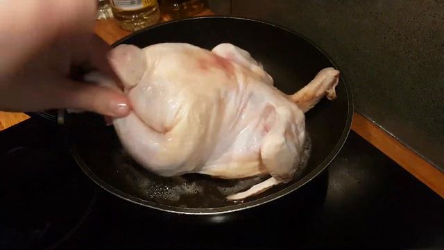 Жареная курица целиком на сковороде
