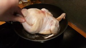 Жареная курица целиком на сковороде
