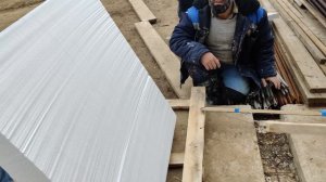 Начинаются работы по приклейке пенопласта ППС16Ф 150мм на фасады дома СФТК, не установлены окна