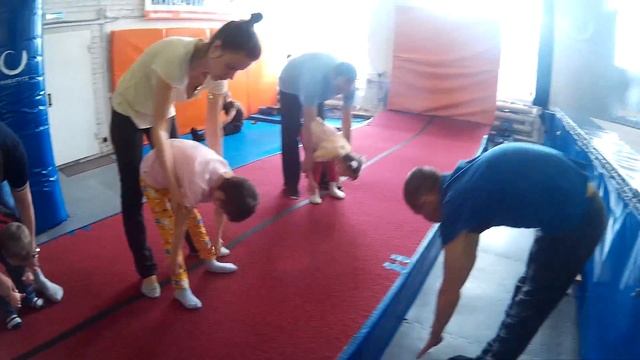 Прыжки на батуте смотреть онлайн