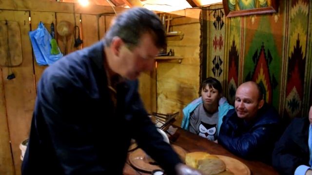 КАК ГОТОВЯТ БРЫНЗУ ВЫСОКО В ГОРАХ . КАРПАТЫ . смотреть онлайн